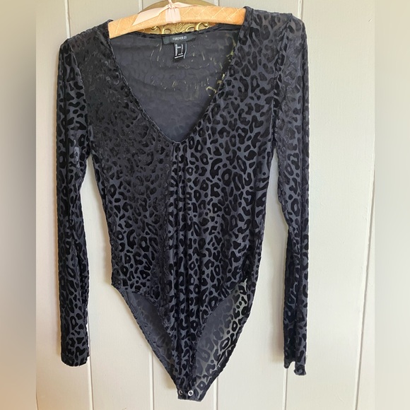 Forever 21 Tops - Forever 21 Black Velvet Leopard Print Long Sleeve Bodysuit